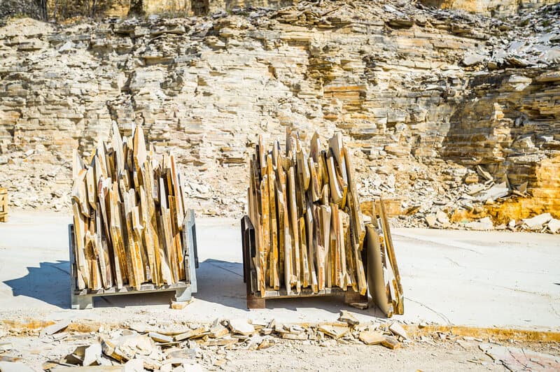 Kalksteinrohplatten im Steinbruch aestivate