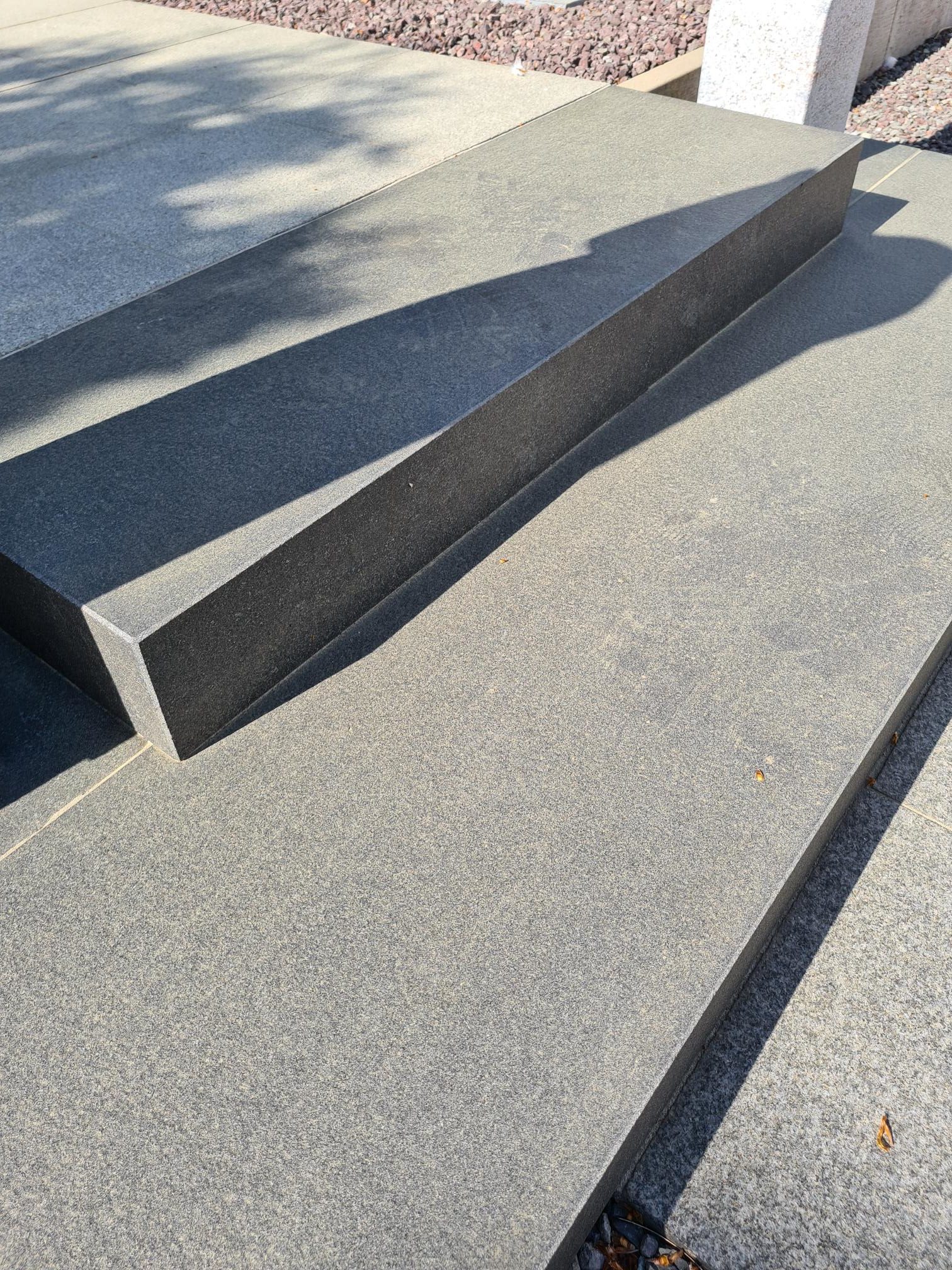 Absolut Black Showroom aestivate Blockstufen Absolut Black aestivate