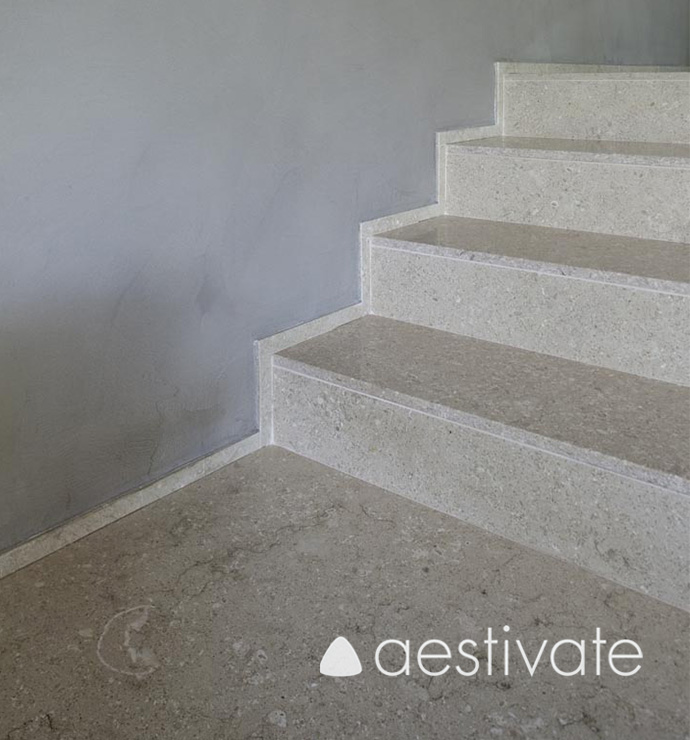 FL14315XXX_Kalksteinfliesen-Beige-Oliva-Grolla-Beige-geschliffen-2-1.jpg Treppenstufen aus Oliva Kalkstein aestivate