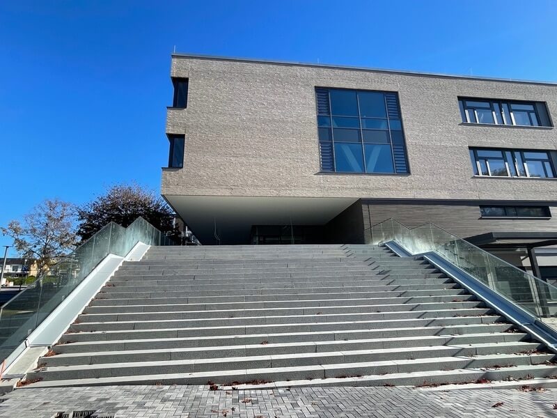 Blockstufen in grau aestivate