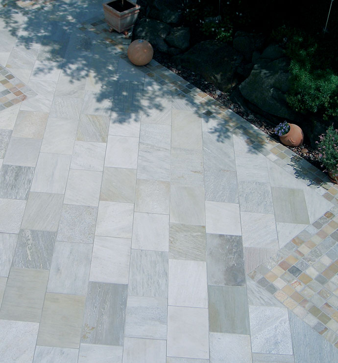 Terrassenplatte-Albino-bright-natursteinwolf-14-1.jpg Terrassenplatte Albino bright spaltrau aestivate