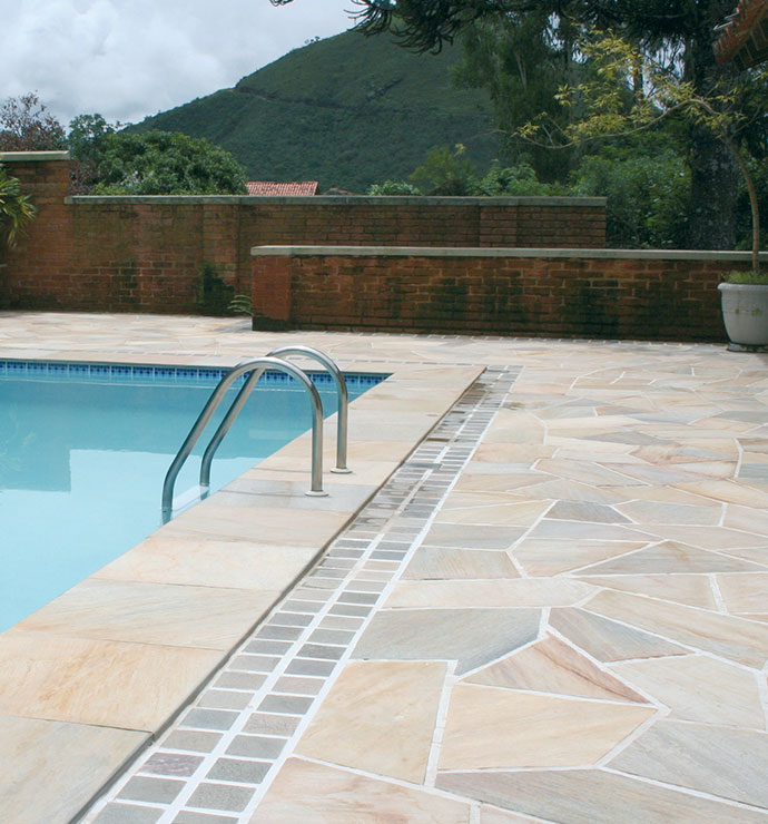 Terrassenplatte-Albino-gold-natursteinwolf-6-1.jpg Platte aus Albino Gold spaltrau Kalksteinterrassenplatten aestivate