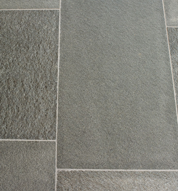 Terrassenplatte-Kiruna-Quarzit-natursteinwolf-3-1.jpg Terrassenplatte Kiruna Quarzit spaltrau aestivate