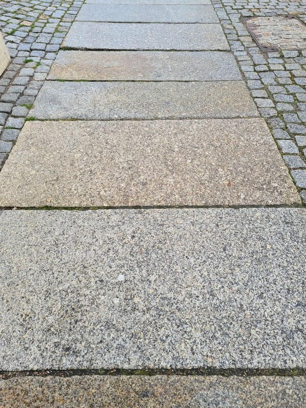 Gehweg aus Granit aestivate