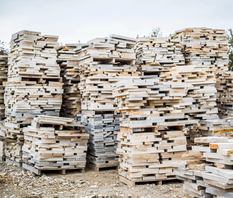 Farben von Kalksteinen - Steinbruch - aestivate Gestapelte Klaksteinplatten aestivate