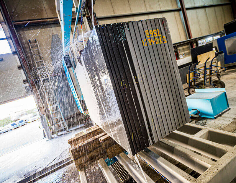 Granitplatten schneiden Natursteinwerk aestivate Rohblock schneiden aestivate