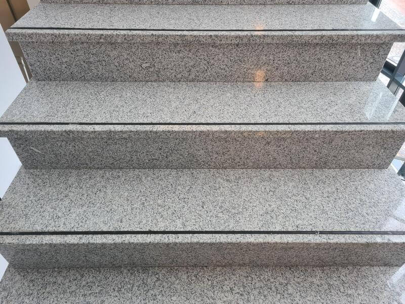 Blockstufen mit Kontraststreifen aestivate