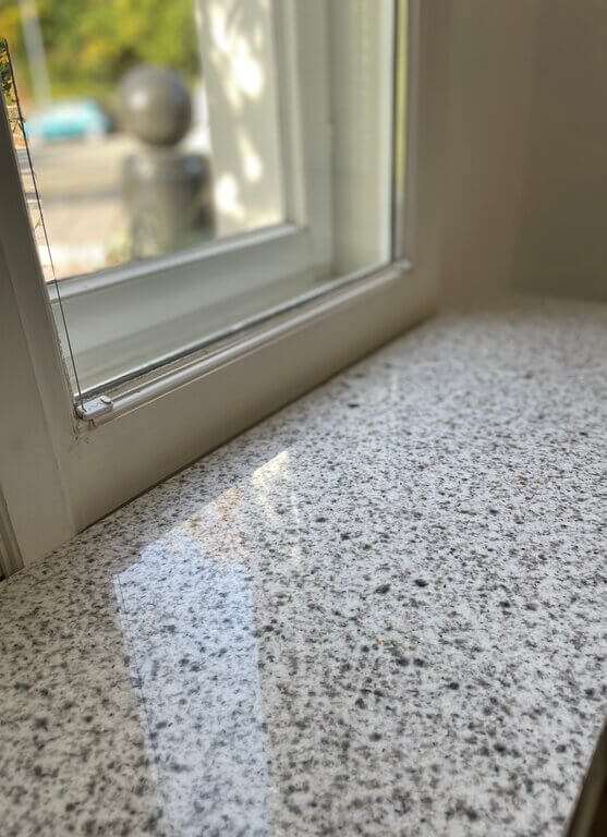 Fensterbank mit polierter Oberfläche Baltic Braun aestivate