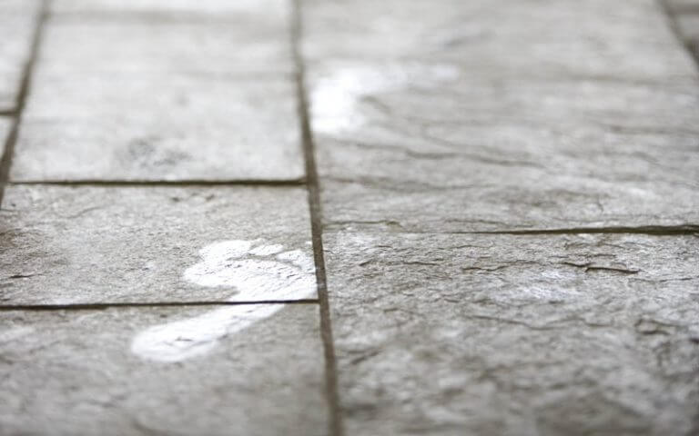 Bodenplatte-hellgrau-aestivate Fußabdruck auf Silberquarzit aestivate