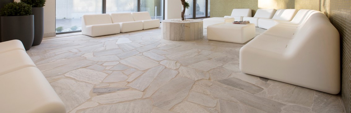 Header-Polygonalplatten-hell-Innenbereich-aestivate Polygonalplatten im Innenbereich aus Silberquarzit aestivate