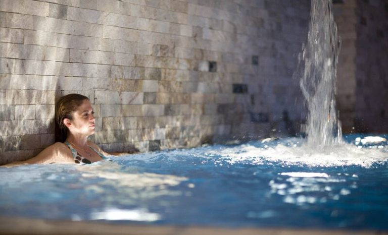 Riemchen-Silberquarzit-aestivate Spa Bereich aus Silberquarzit Riemchen aestivate