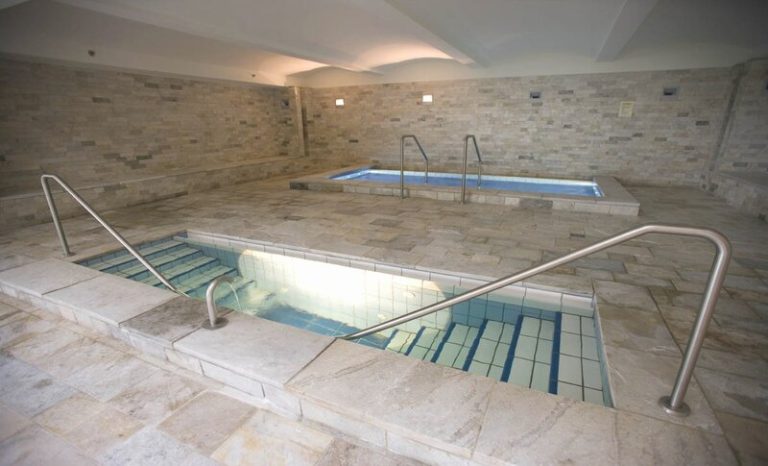 Silberquarzit-Wellnessbereich-aestivate Wellnessbereich aus Silberquarzit Polygonalplatten aestivate