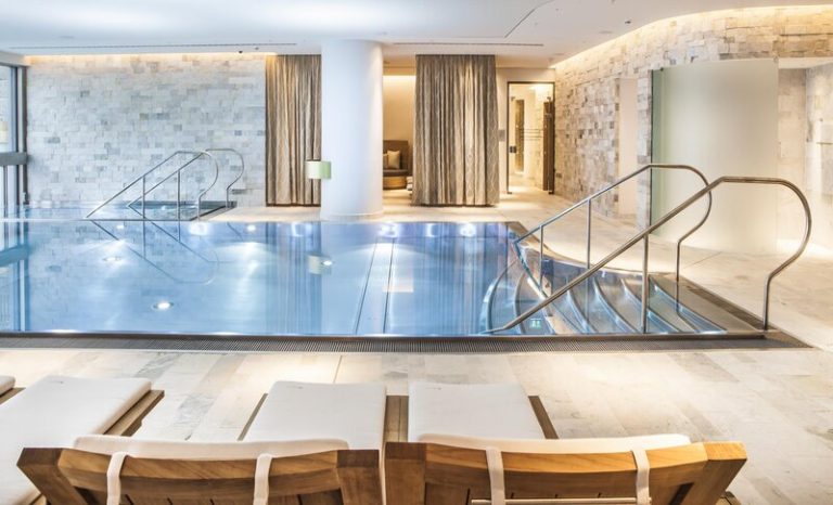 Wandverkleidung-Silberquarzit-aestivate Rustikales Ambiente mit Polyplatten aestivate