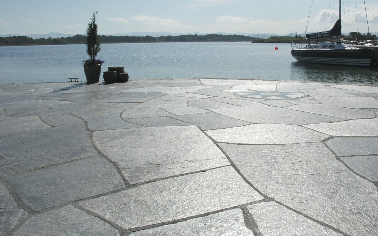 Polygonalplatten aus Quarzit im Außenbereich aestivate