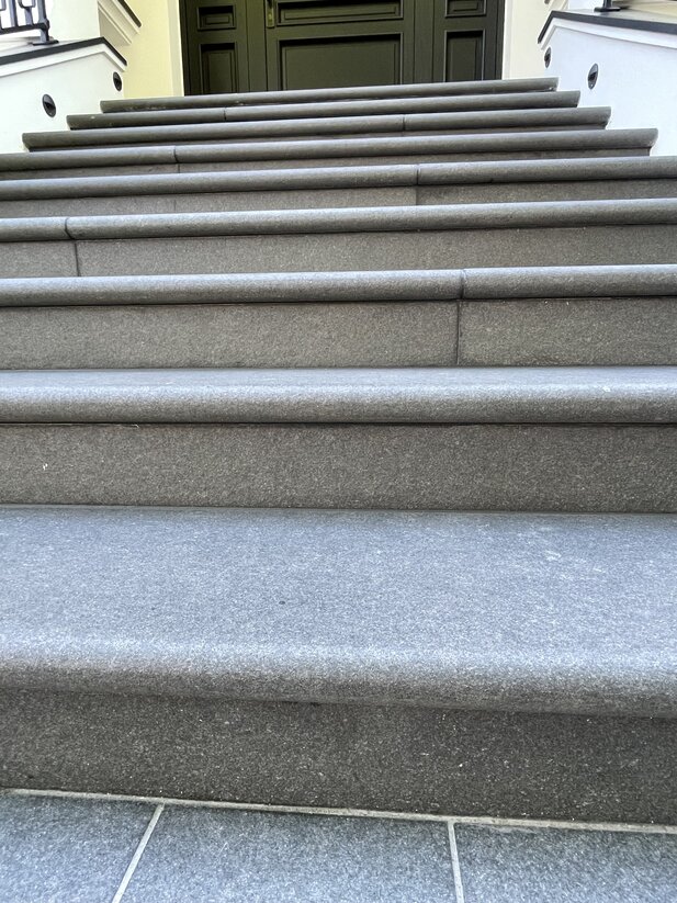 Blockstufenanlage aus Nero Assoluto aestivate Blockstufe aus Granit aestiavte