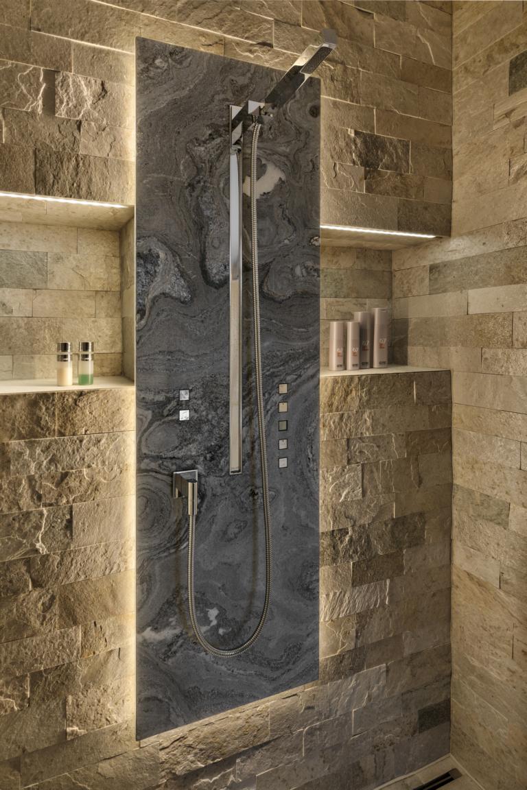 Dusche aus Natursteinriemchen aestivate