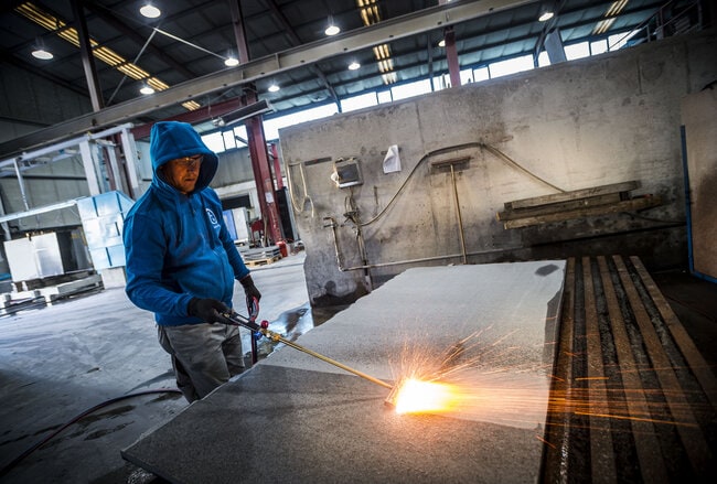 Natursteinoberfläche flammen aestivate