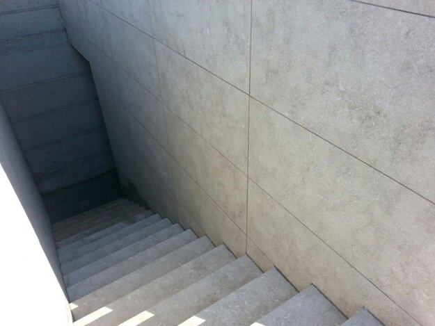 Grey Oliva Platten und Treppe aestivate