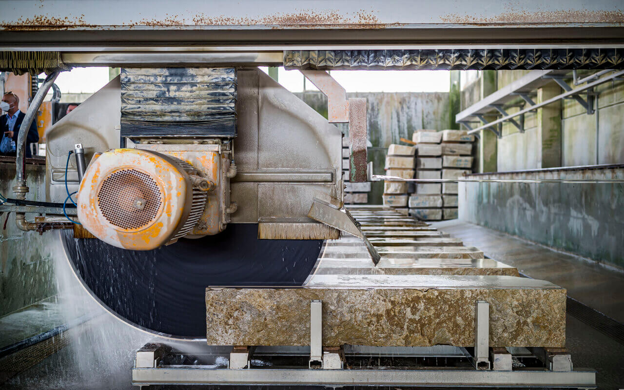 massivblock_sägemaschine_natursteinwerk_-_aestivate Naturstein Rohblock wird gesägt aestivate