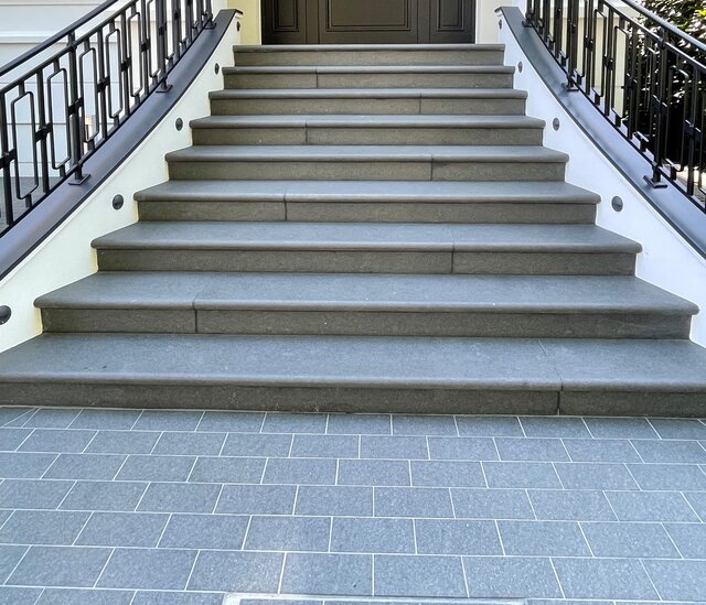 Blockstufen aus Nero Assoluto aestivate