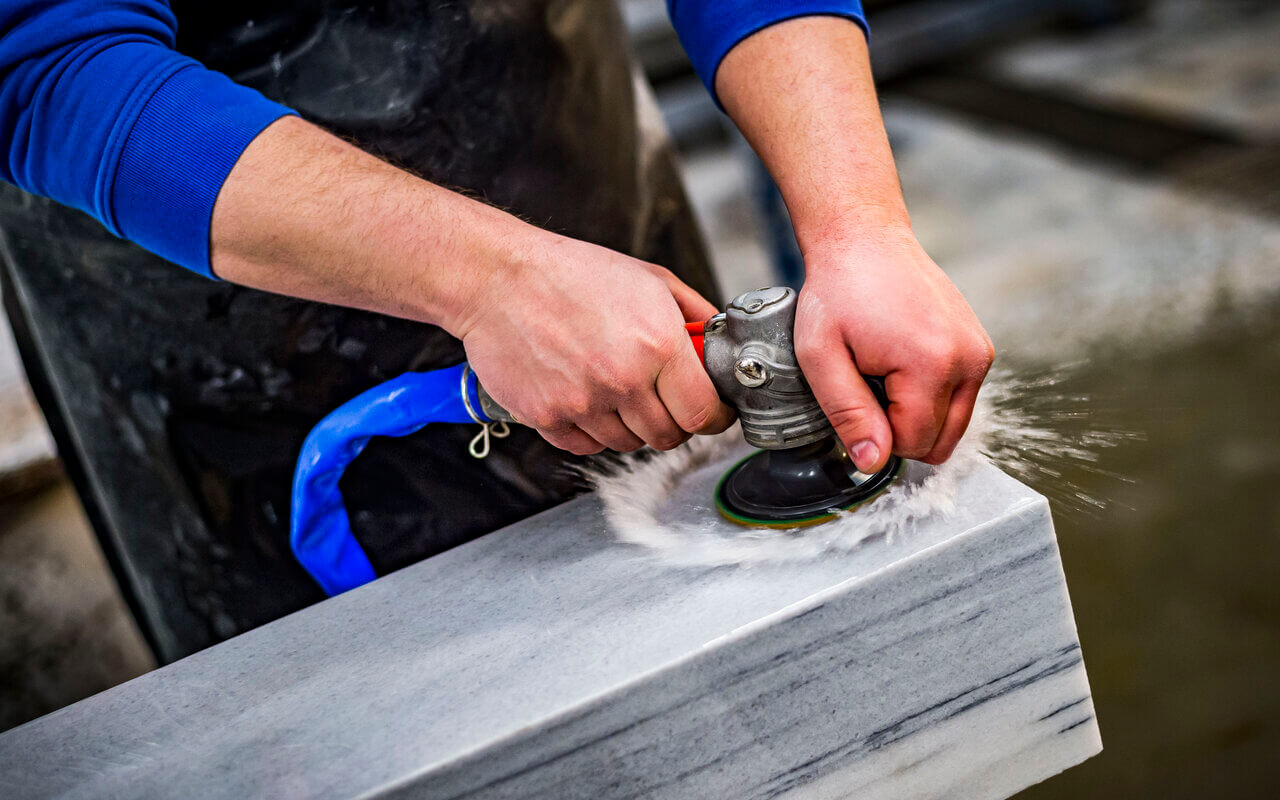 oberfläche_von_naturstein_polieren_-_aestivate Polieren von Natursteinoberflächen aestivate