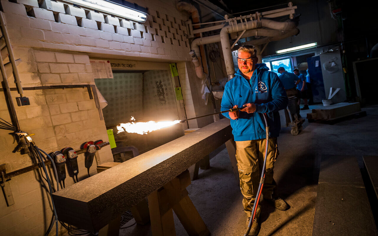 oberfläche_von_ntaurstein_flammen_-_aestivate Flammen von Natursteinoberflächen aestivate