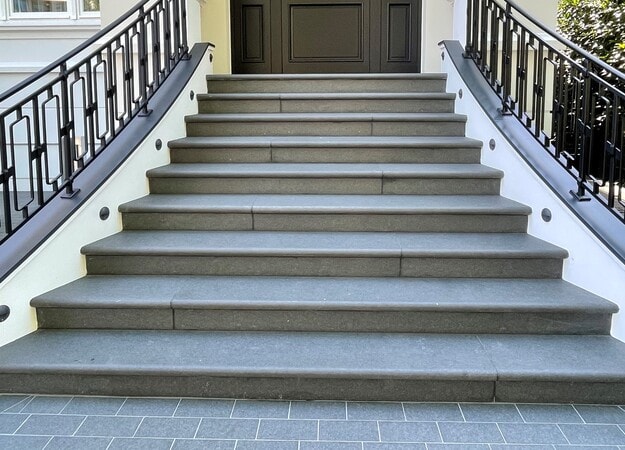 Absolut Black Blockstufentreppe