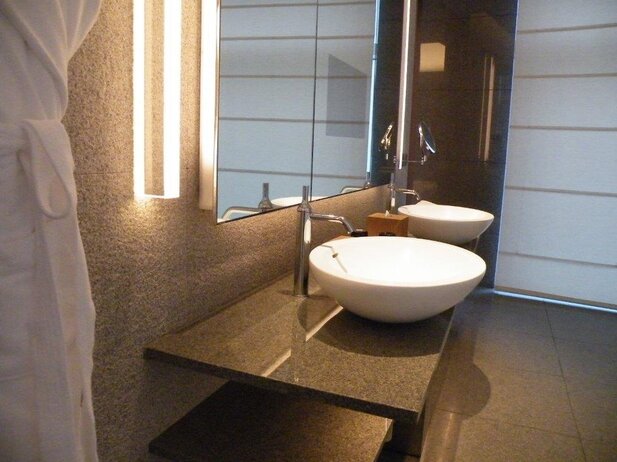 Graue Granitfliesen für Badezimmer von aestivate Graue Granitfliesen