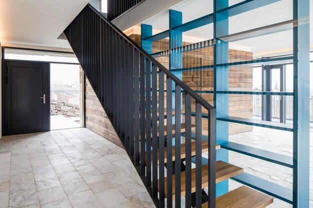 1flur_aus_silberquarzit_mit_schwarzem_treppenaufgang_aestivate