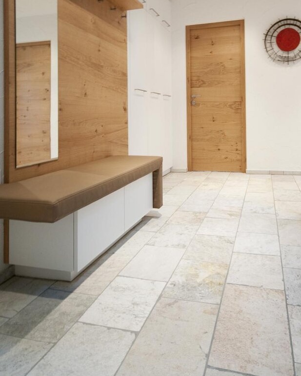 1flur_aus_silberquarzitfliesen_aestivate-1