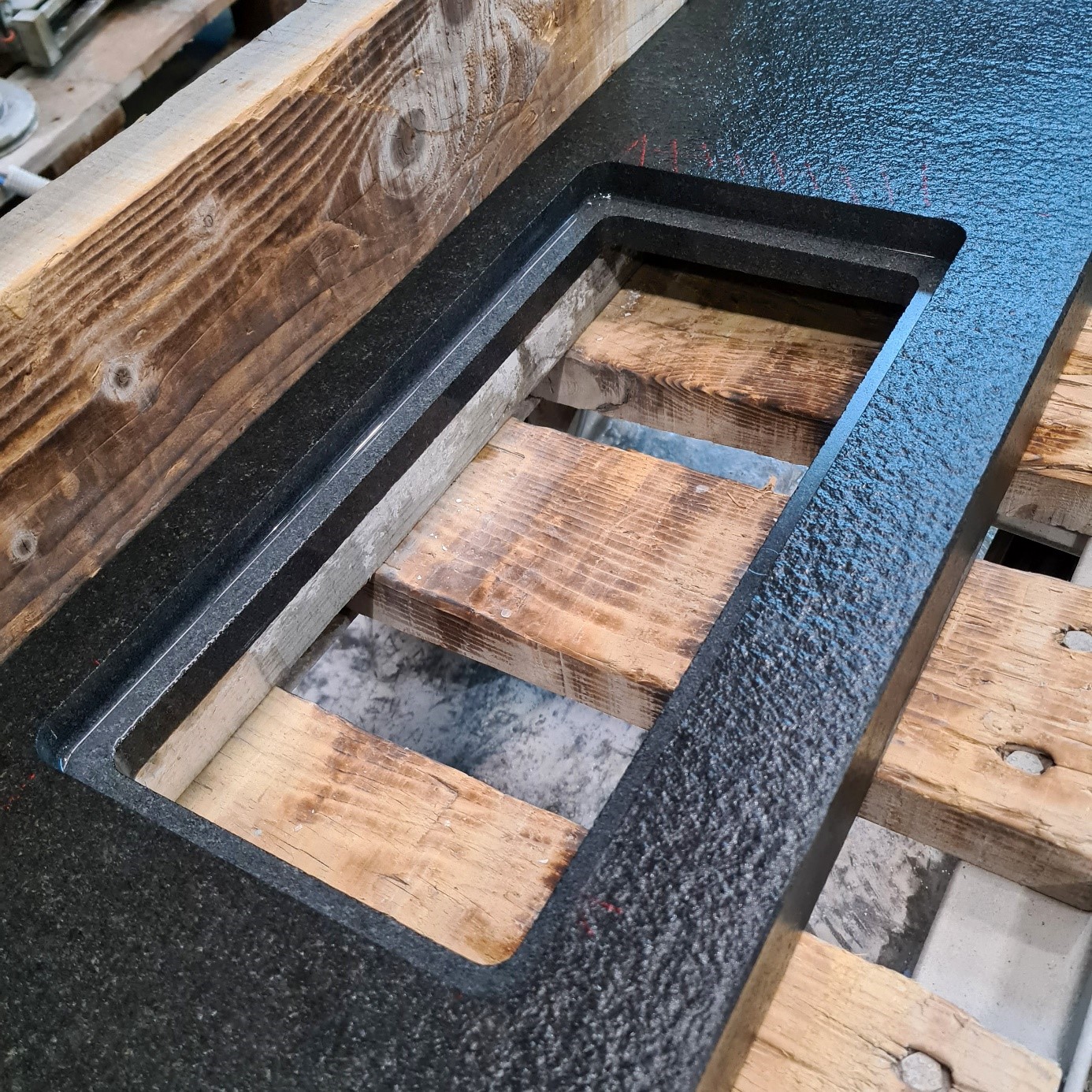 Einbau-von-Naturstein-Arbeitsplatten-aestivate