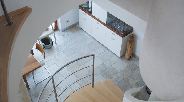 kuche_aus_spaltrauem_silberquarzit_von_aestivate Silberquarzitfliesen spaltrau aestivate