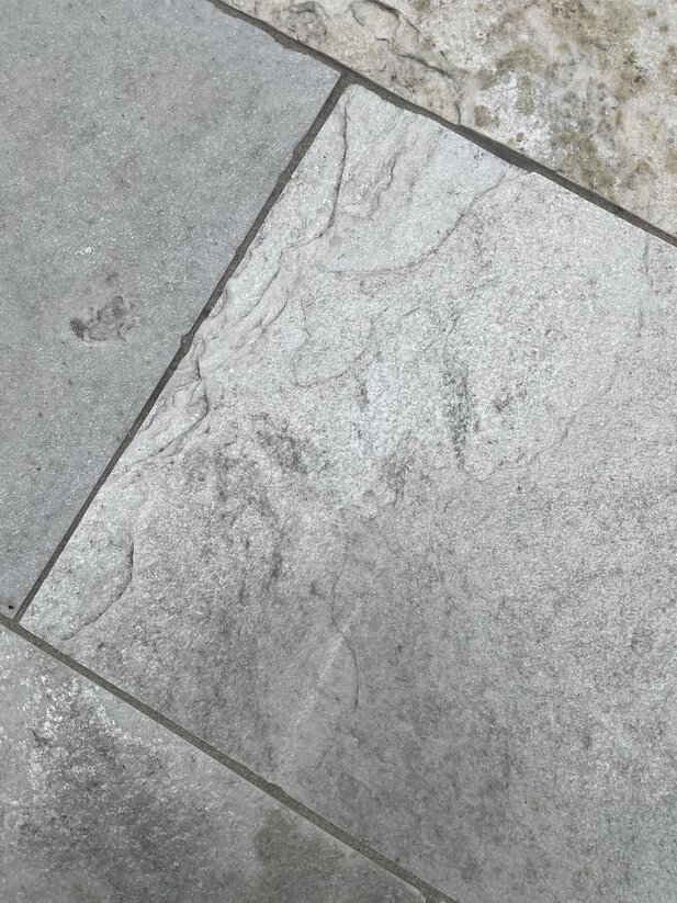 quarzitfliese_hell_spaltraue_oberflache_aestivate Silberquarzit hell Oberfläche spaltrau aestivate