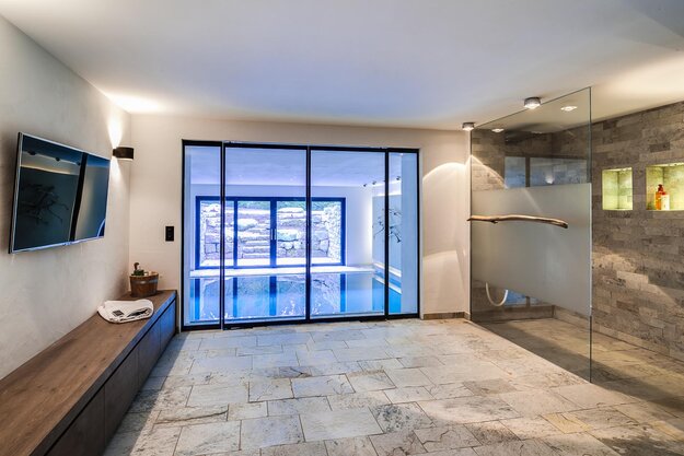 quarzitfliese_spaltrau_innenbereich_aestivate Silberquarzit Fliesen spaltrau aestivate