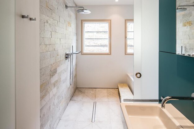 silberquarzit_spaltraue_oberflache_im_badezimmer_aestivate Silberquarzitfliesen Oberfläche spaltrau aestivate