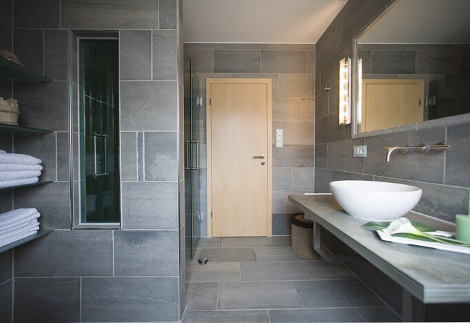 1badezimmer_aus_oppdal_aestivate Badezimmer mit Schieferfliesen aestivate